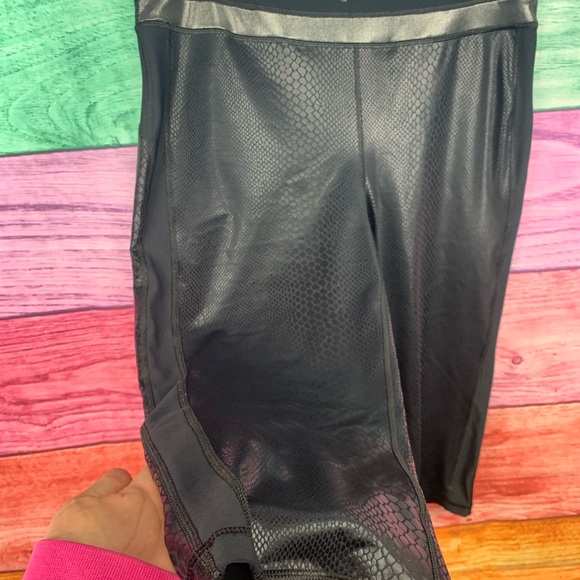 😍Ki PERFORMANCE black python & metallic snakeskin yoga spandex Capris😍 - Picture 12 of 14